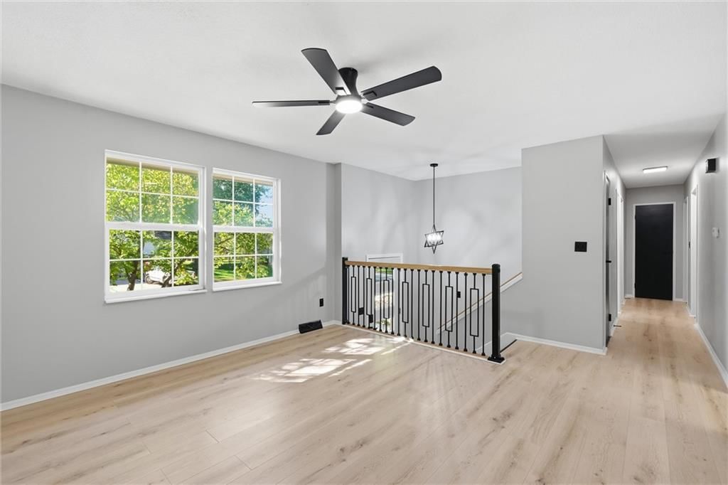 Photo 14 of 34 - 205 SW Kingscross Road, Blue Springs, MO 64014