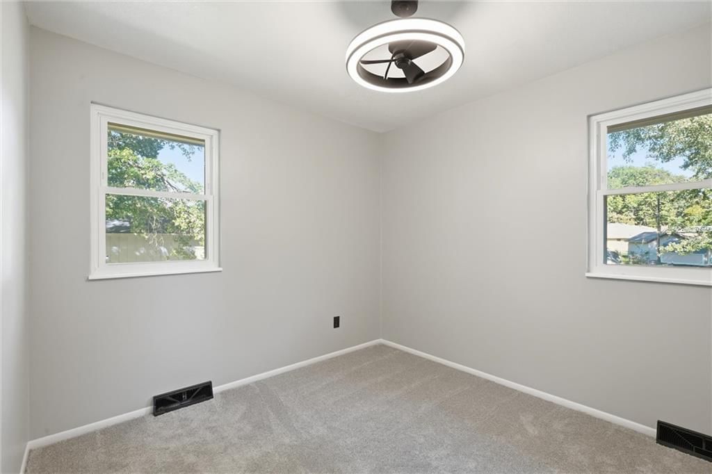 Photo 16 of 34 - 205 SW Kingscross Road, Blue Springs, MO 64014