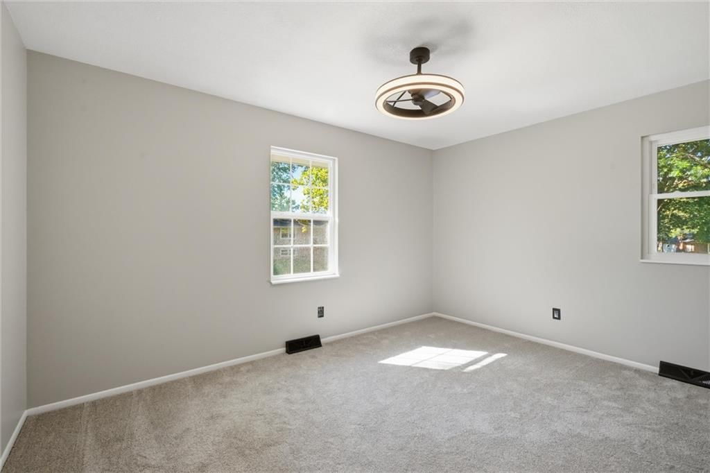 Photo 19 of 34 - 205 SW Kingscross Road, Blue Springs, MO 64014