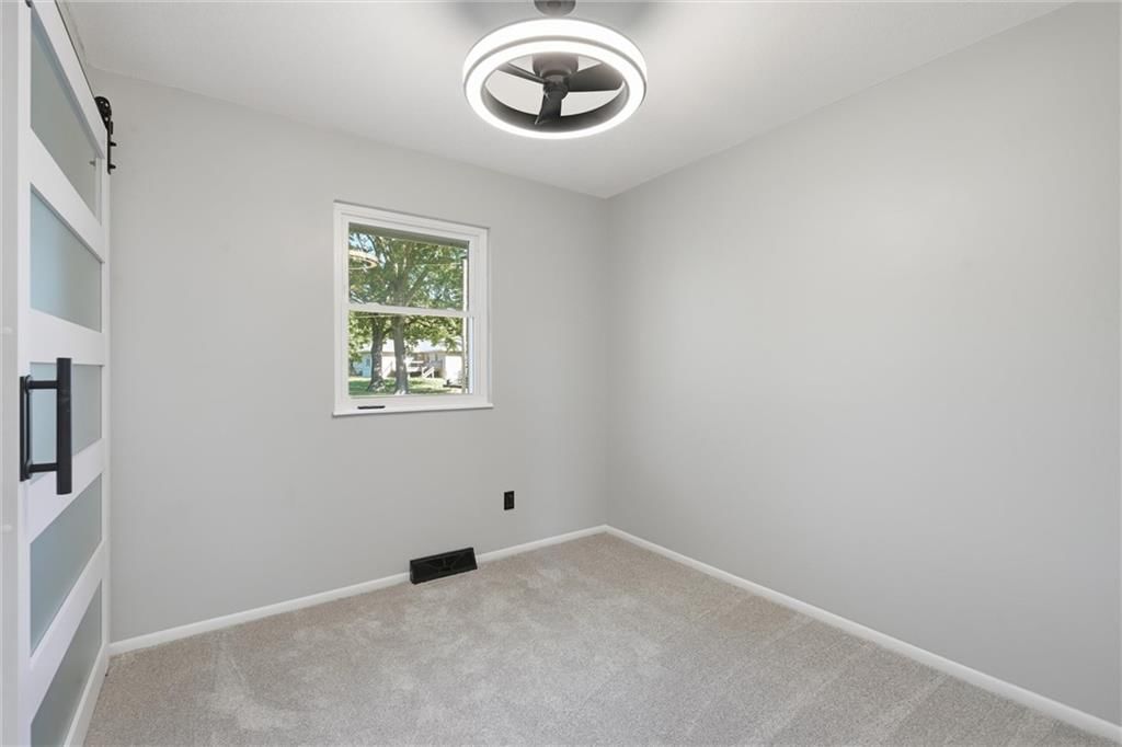 Photo 20 of 34 - 205 SW Kingscross Road, Blue Springs, MO 64014