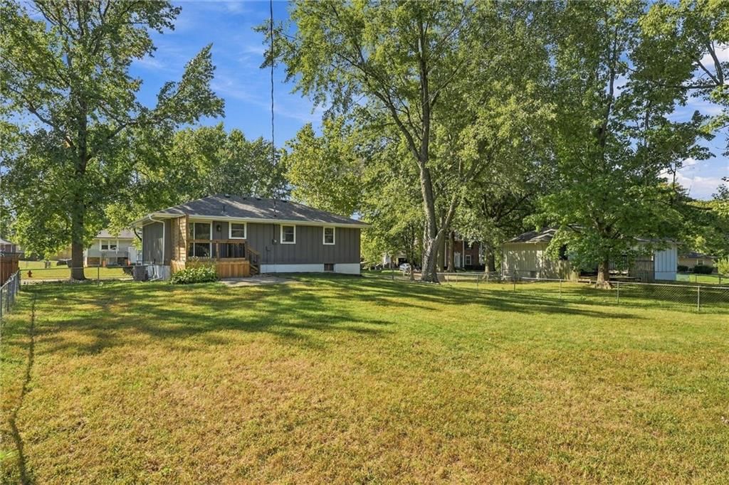 Photo 27 of 34 - 205 SW Kingscross Road, Blue Springs, MO 64014