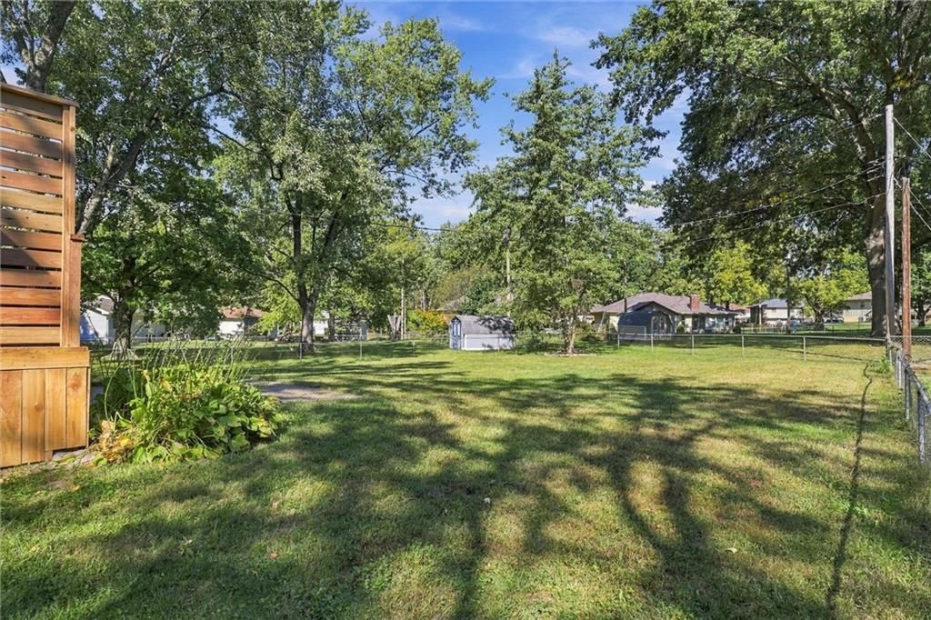 Photo 28 of 34 - 205 SW Kingscross Road, Blue Springs, MO 64014