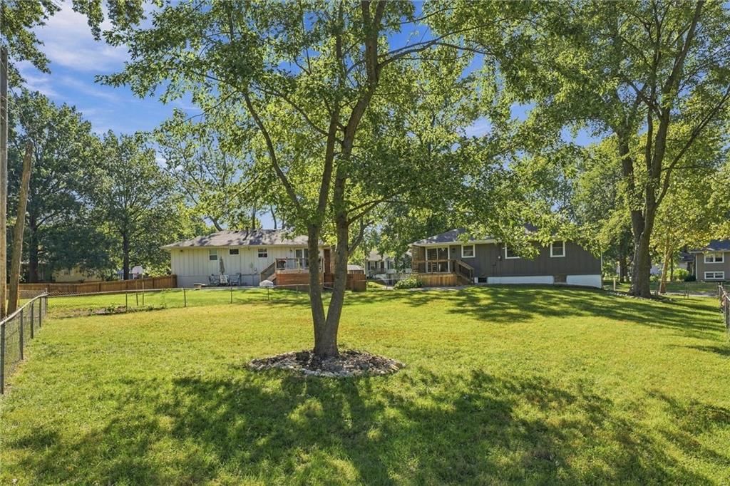 Photo 29 of 34 - 205 SW Kingscross Road, Blue Springs, MO 64014