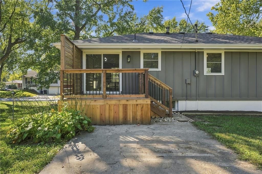 Photo 30 of 34 - 205 SW Kingscross Road, Blue Springs, MO 64014