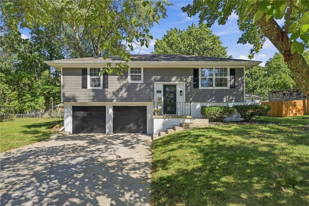 Photo 31 of 34 - 205 SW Kingscross Road, Blue Springs, MO 64014