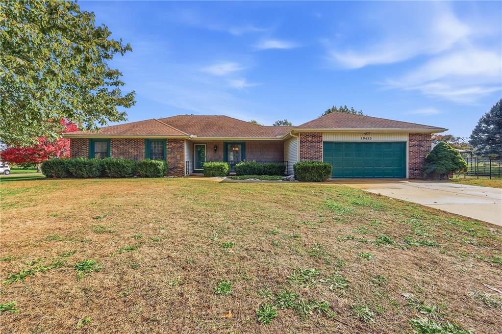 19455 Metcalf Avenue, Stilwell, KS: listing photo 2