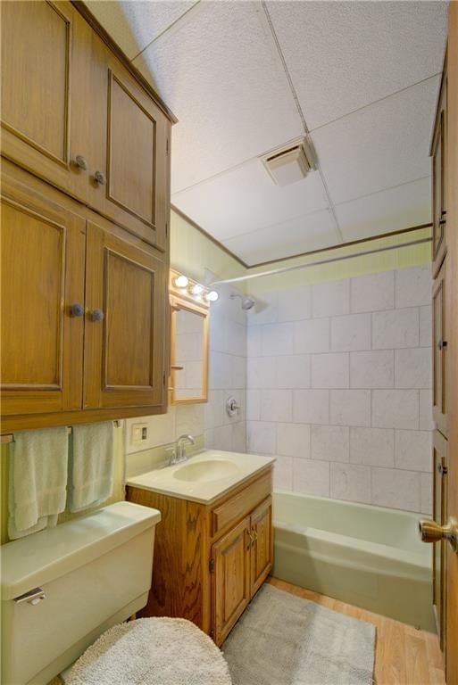 Tiled shower at 3003 Ruby Avenue, Kansas City, KS 66106