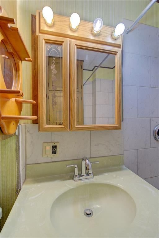 Photo 22 of 34 - 3003 Ruby Avenue, Kansas City, KS 66106