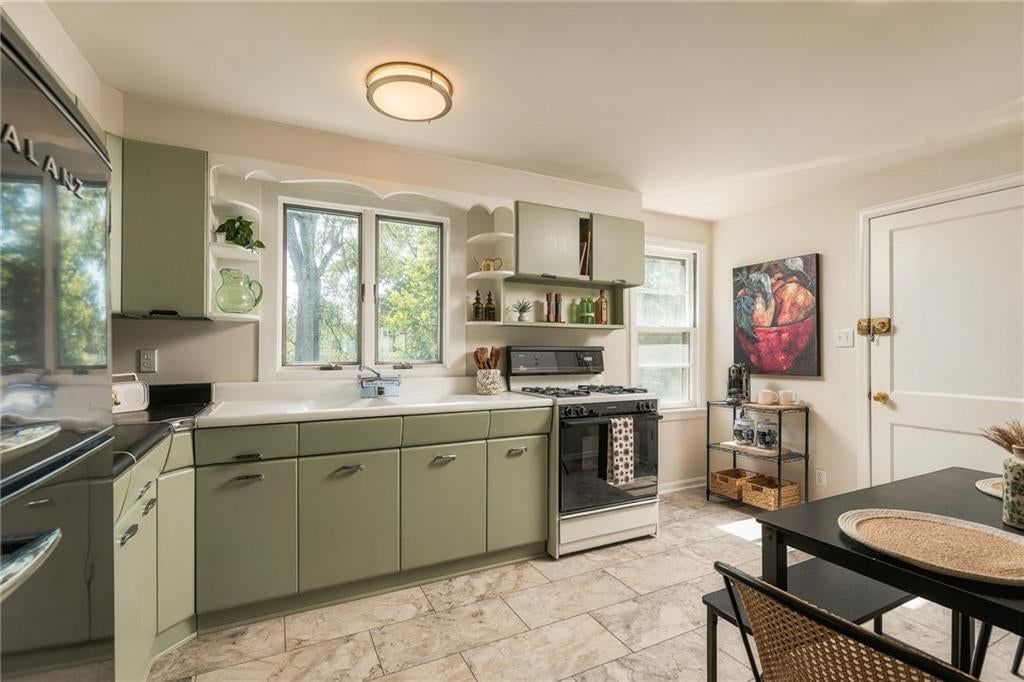 Photo 9 of 46 - 405 W 86th Terrace, Kansas City, MO 64114