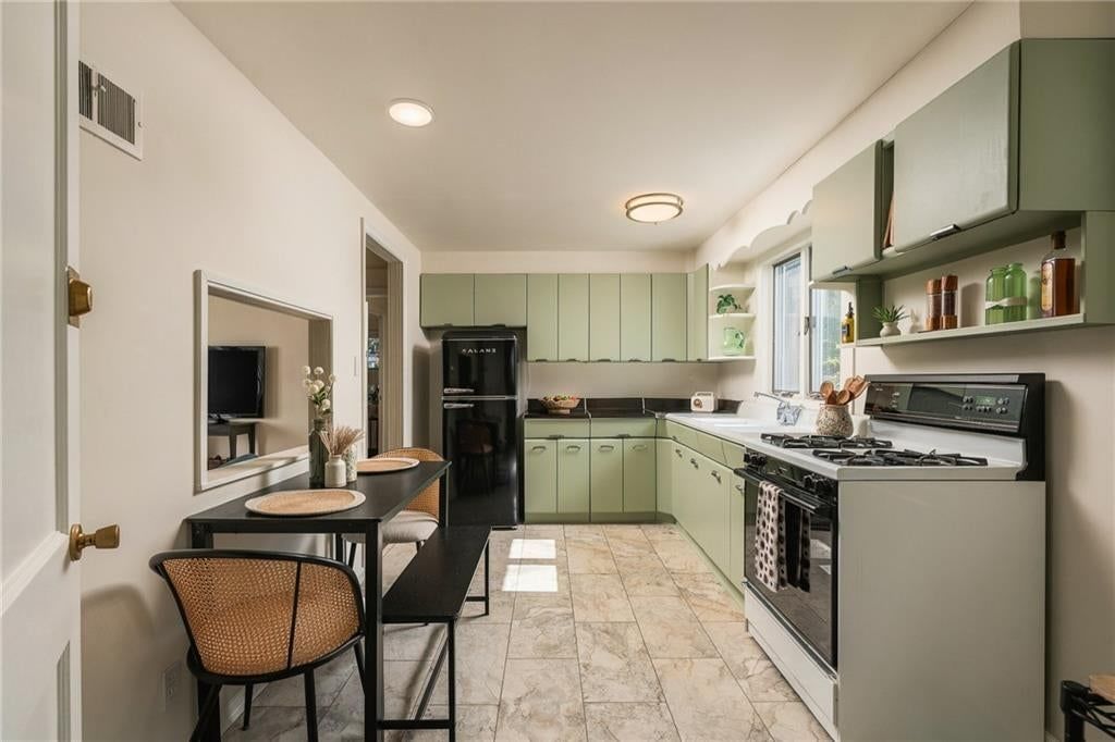 Photo 10 of 46 - 405 W 86th Terrace, Kansas City, MO 64114