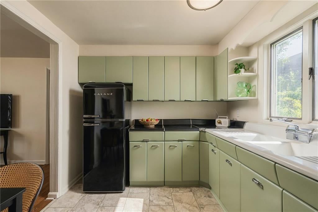 Photo 12 of 46 - 405 W 86th Terrace, Kansas City, MO 64114