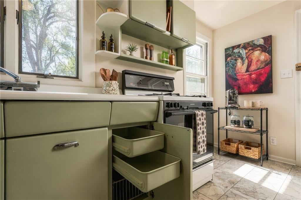 Photo 13 of 46 - 405 W 86th Terrace, Kansas City, MO 64114