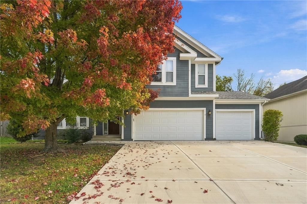 1329 SE Dalton Drive, Lee's Summit, MO: listing photo 2
