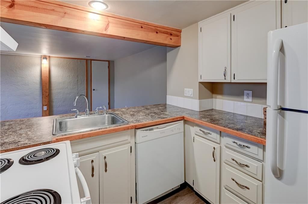 470 W 104th Street, Kansas City, MO: listing photo 2