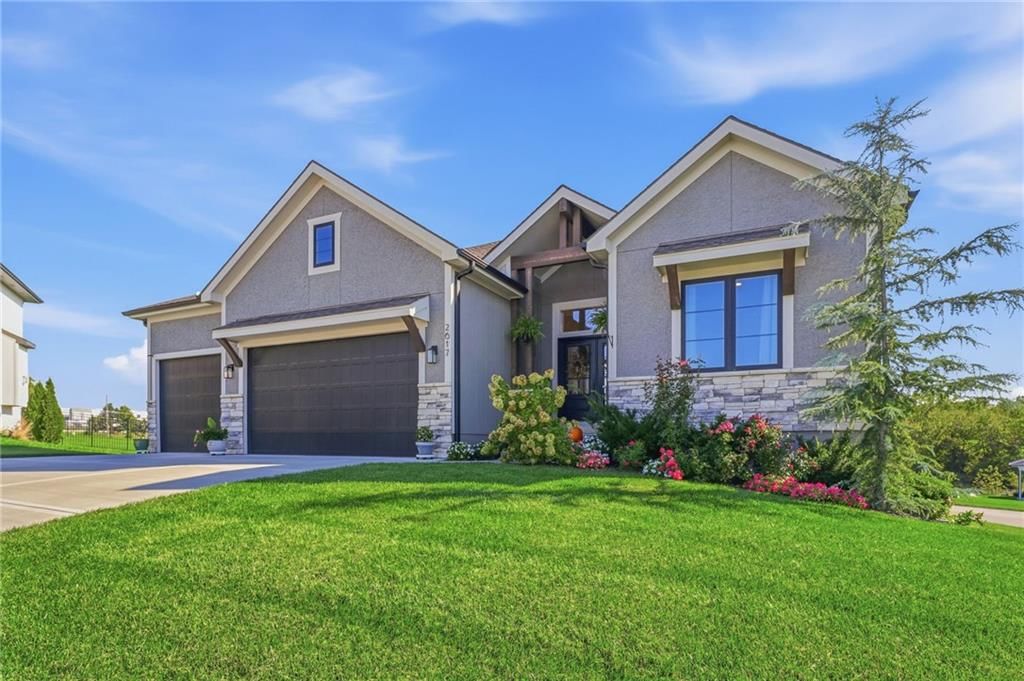2617 NE Amanda Lane, Blue Springs, MO: listing photo 2