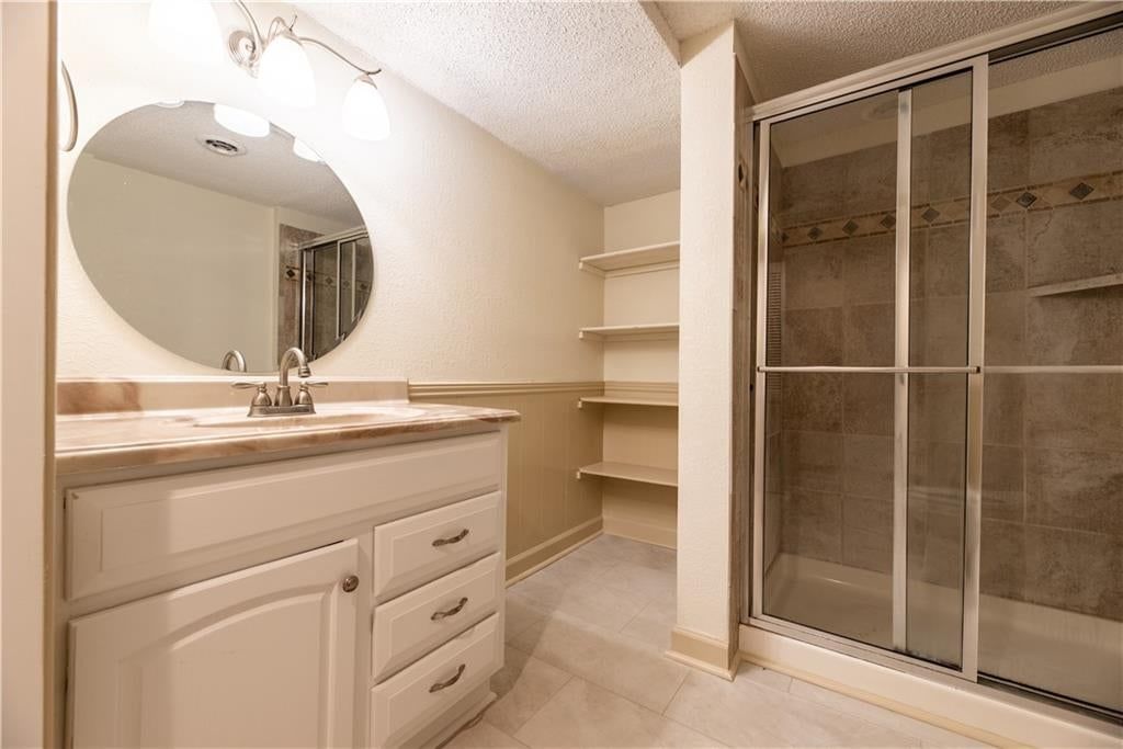 Photo 31 of 34 - 10003 N Charlotte Street, Kansas City, MO 64155