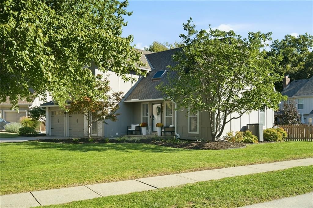 Corner lot at 206 NE Shoreview Drive, Lee's Summit, MO 64064