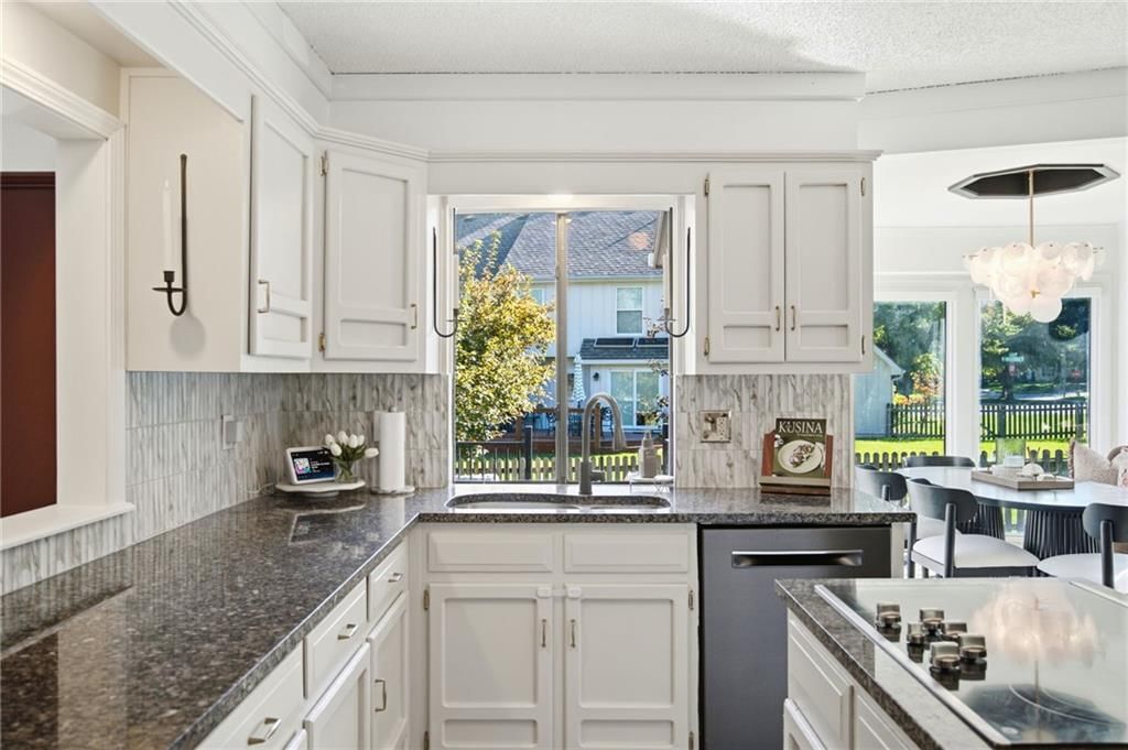 Photo 12 of 42 - 206 NE Shoreview Drive, Lee's Summit, MO 64064