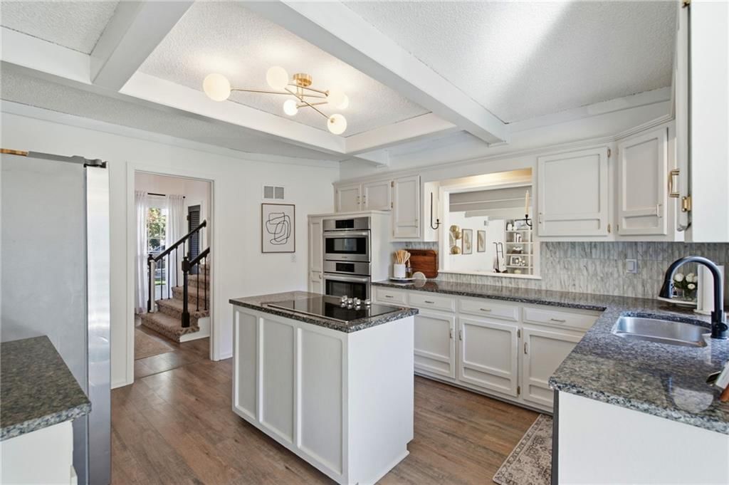 Double oven at 206 NE Shoreview Drive, Lee's Summit, MO 64064