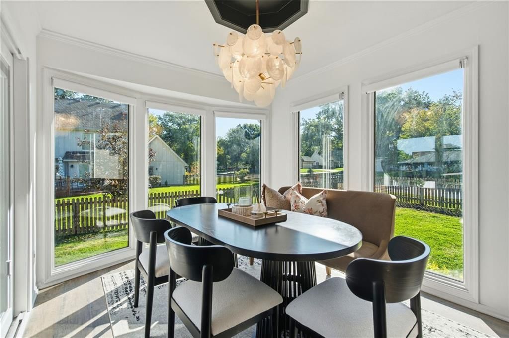 Wall of windows and breakfast nook at 206 NE Shoreview Drive, Lee's Summit, MO 64064