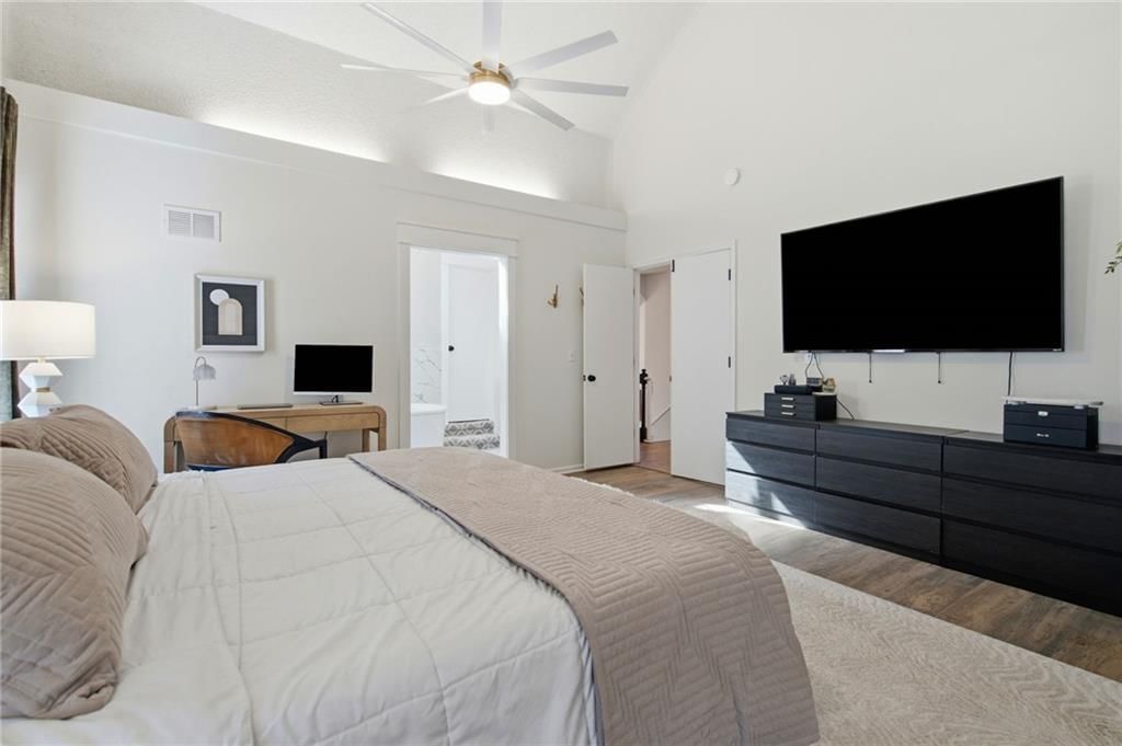 Photo 19 of 42 - 206 NE Shoreview Drive, Lee's Summit, MO 64064