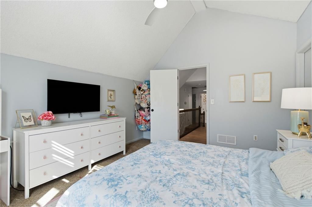 Photo 23 of 42 - 206 NE Shoreview Drive, Lee's Summit, MO 64064