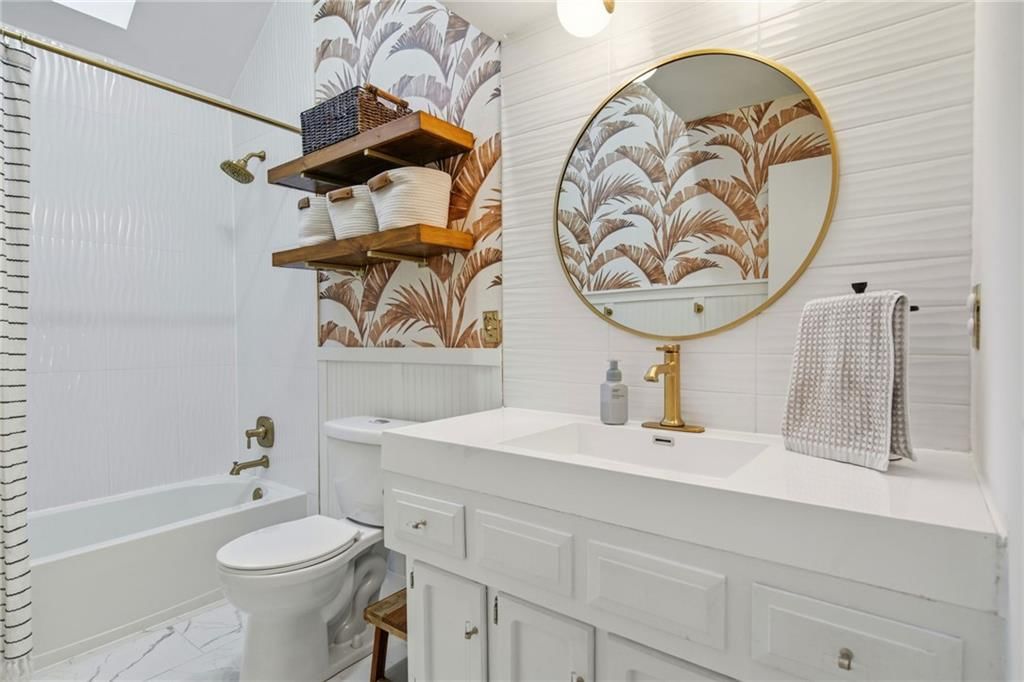 Tiled shower at 206 NE Shoreview Drive, Lee's Summit, MO 64064