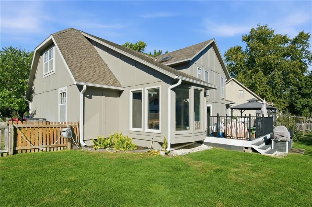 Photo 34 of 42 - 206 NE Shoreview Drive, Lee's Summit, MO 64064