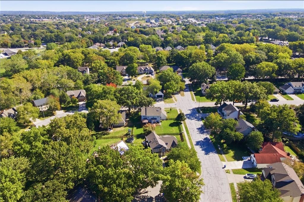 Photo 37 of 42 - 206 NE Shoreview Drive, Lee's Summit, MO 64064