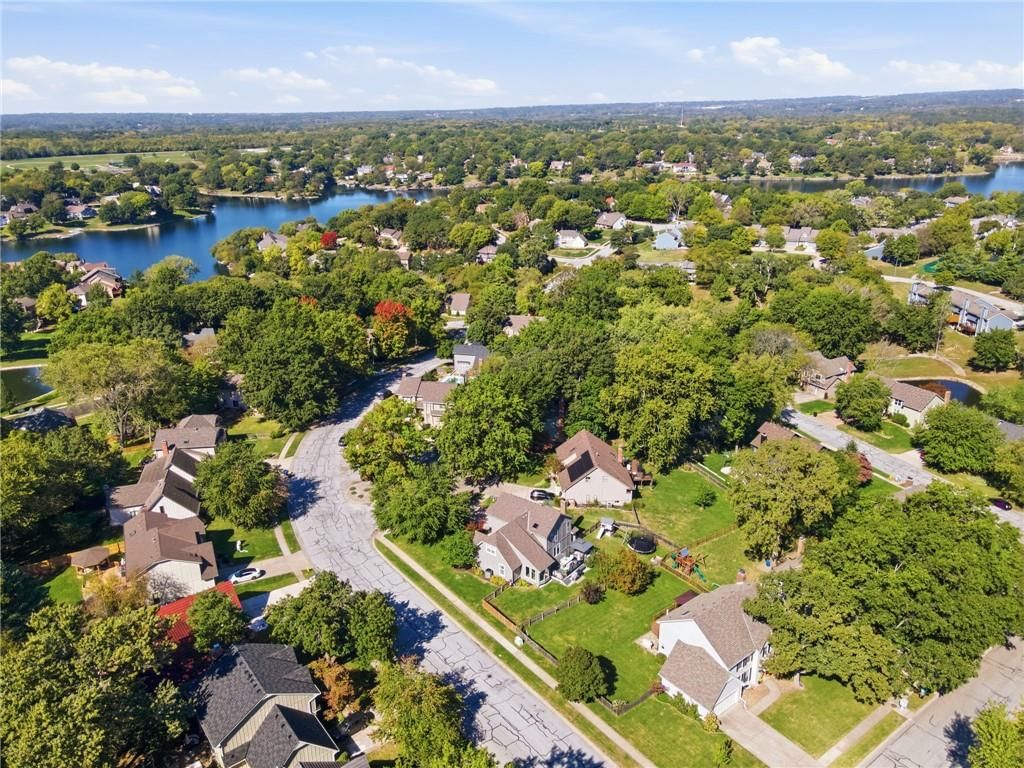 Photo 38 of 42 - 206 NE Shoreview Drive, Lee's Summit, MO 64064