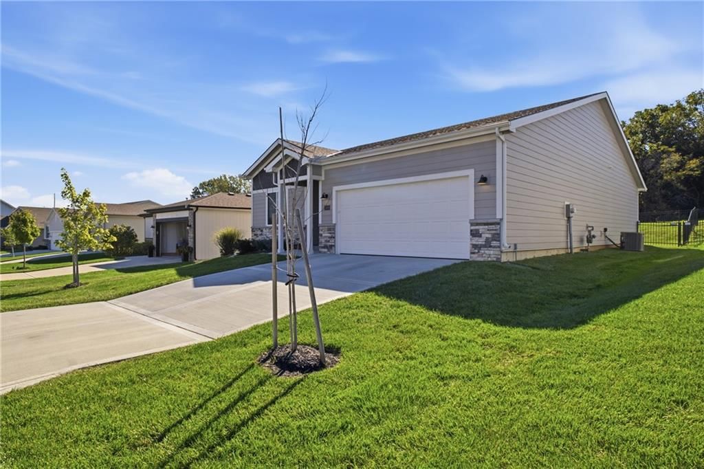 20909 W 190th Place, Spring Hill, KS: listing photo 2