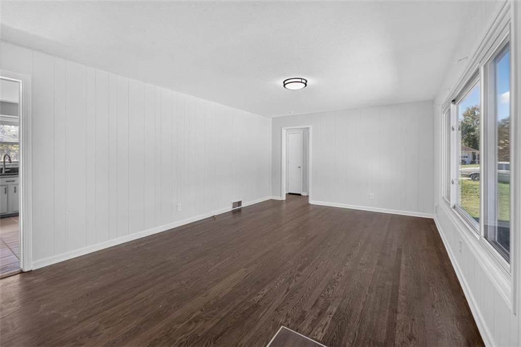 Photo 4 of 29 - 3211 Berry Road, Kansas City, KS 66106