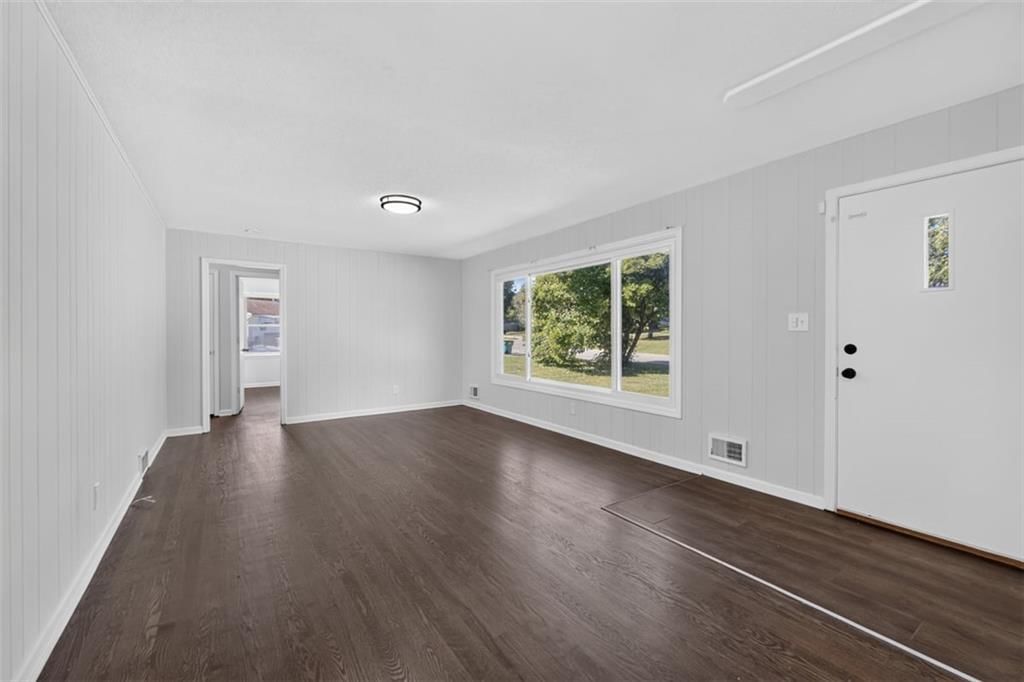 Photo 5 of 29 - 3211 Berry Road, Kansas City, KS 66106