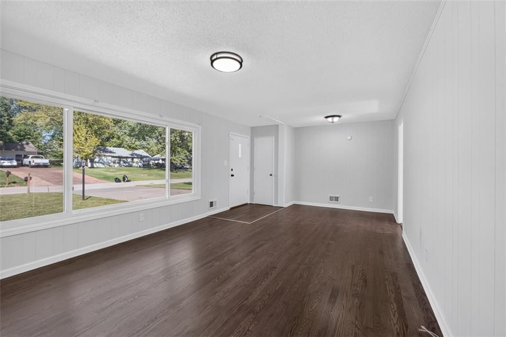 Photo 6 of 29 - 3211 Berry Road, Kansas City, KS 66106