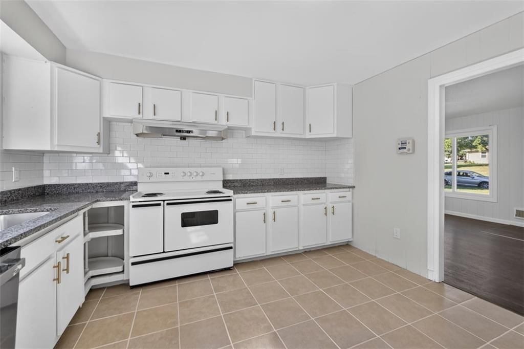 Photo 8 of 29 - 3211 Berry Road, Kansas City, KS 66106