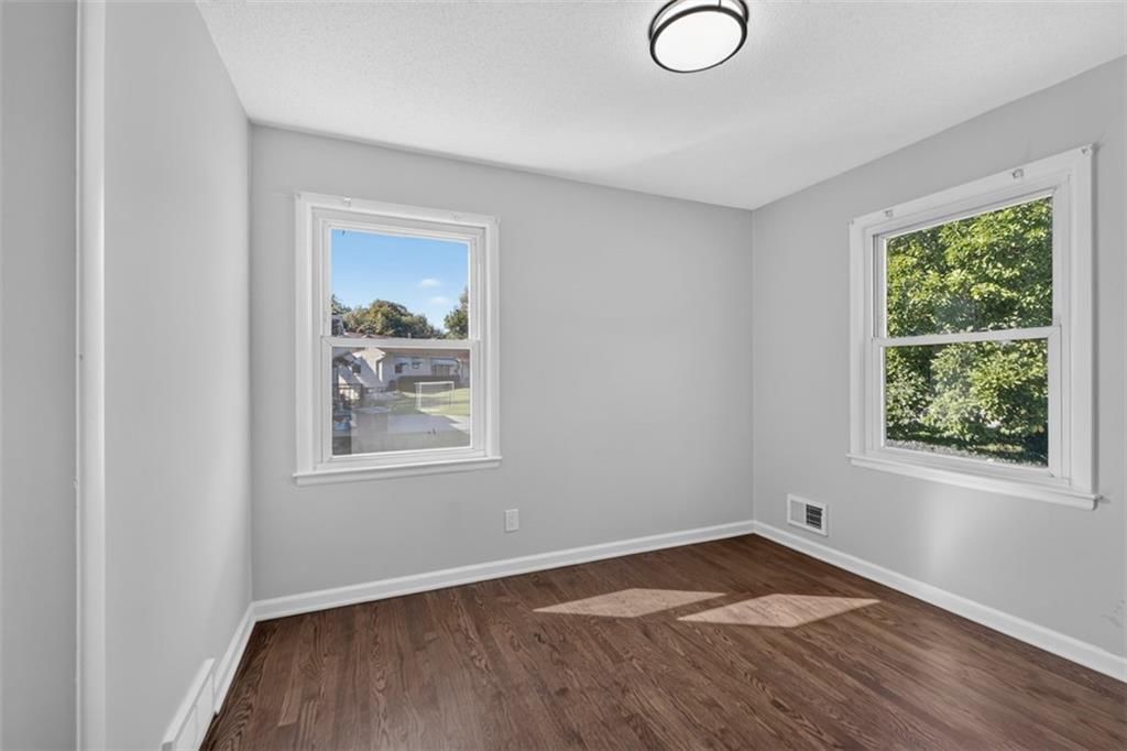 Photo 14 of 29 - 3211 Berry Road, Kansas City, KS 66106