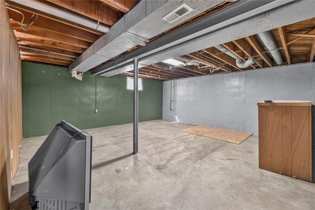 Photo 22 of 29 - 3211 Berry Road, Kansas City, KS 66106