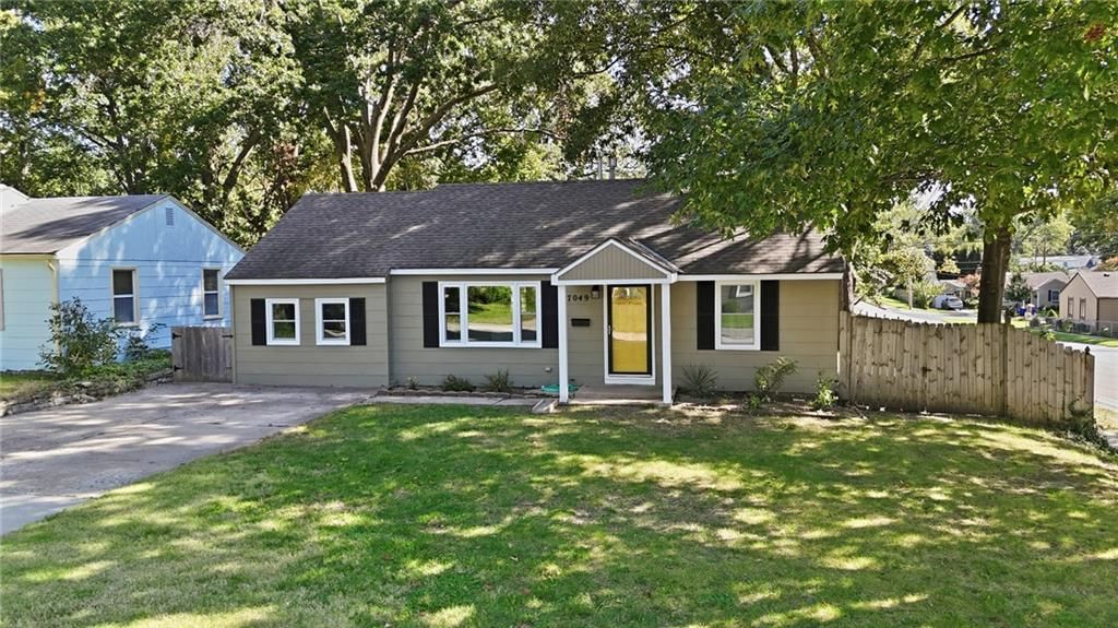 Covered front porch and corner lot at 7049 Horton Street, Overland Park, KS 66204