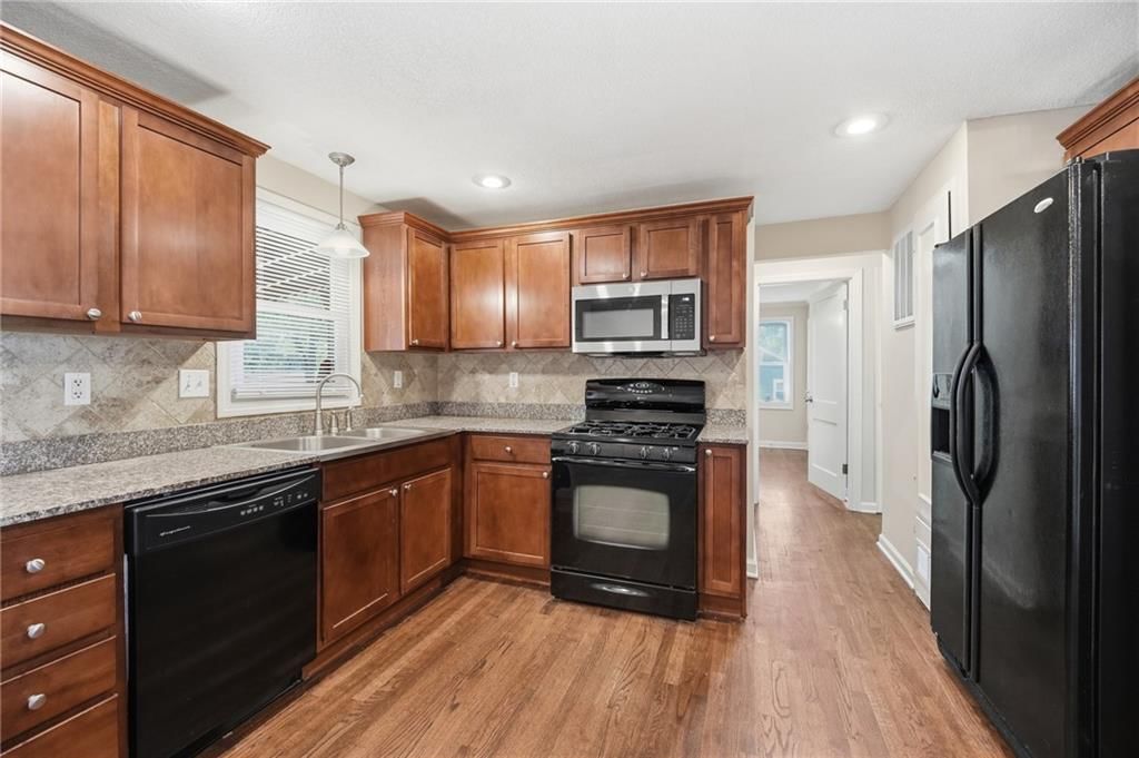 Photo 9 of 41 - 7049 Horton Street, Overland Park, KS 66204