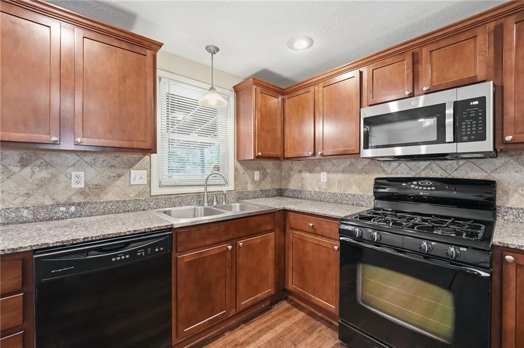 Photo 10 of 41 - 7049 Horton Street, Overland Park, KS 66204