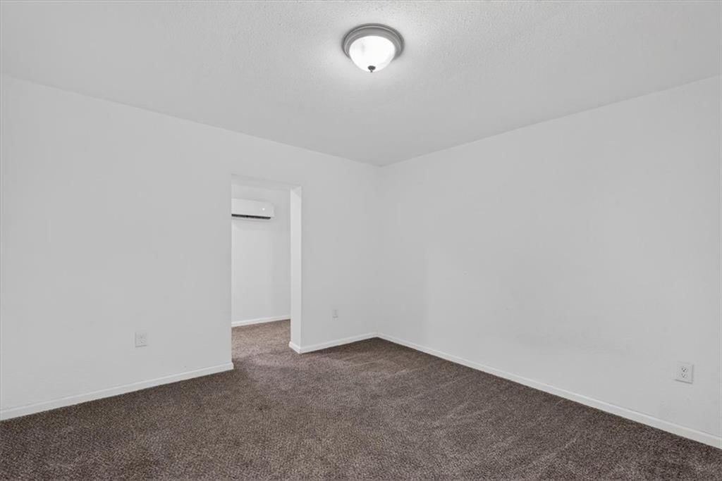 Photo 5 of 17 - 1217 E Parker Avenue, Independence, MO 64050