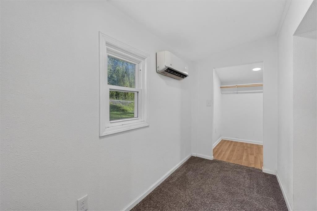 Photo 8 of 17 - 1217 E Parker Avenue, Independence, MO 64050