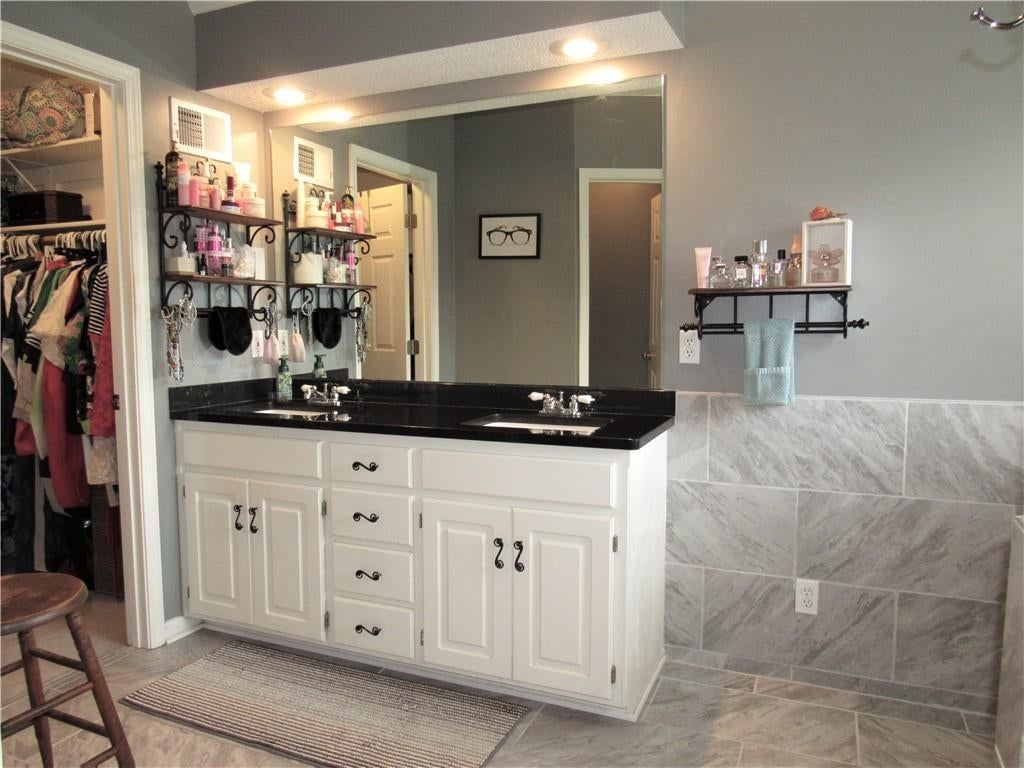 Double vanity at 21024 W 116th Terrace, Olathe, KS 66061