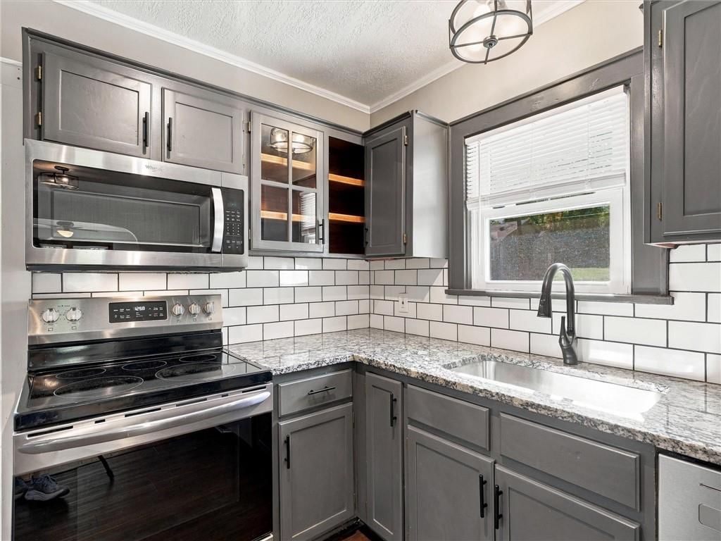 Photo 16 of 39 - 51 N Emerson Street, Kansas City, MO 64119