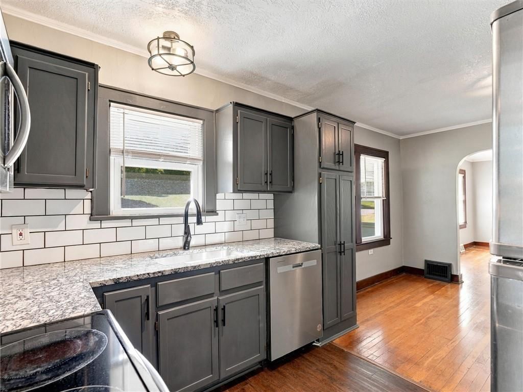Electric range at 51 N Emerson Street, Kansas City, MO 64119