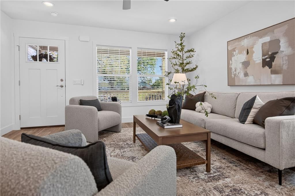 Photo 6 of 33 - 2544 Hiawatha Street, Kansas City, KS 66104