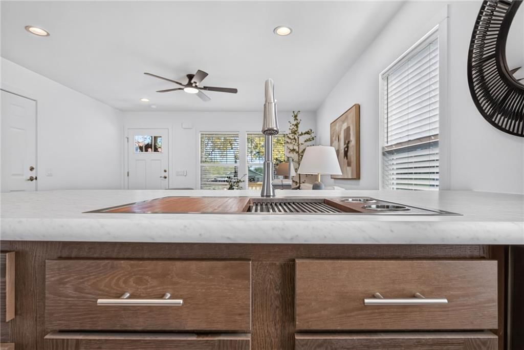 Photo 10 of 33 - 2544 Hiawatha Street, Kansas City, KS 66104