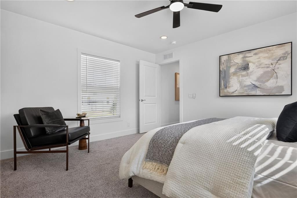 Photo 18 of 33 - 2544 Hiawatha Street, Kansas City, KS 66104