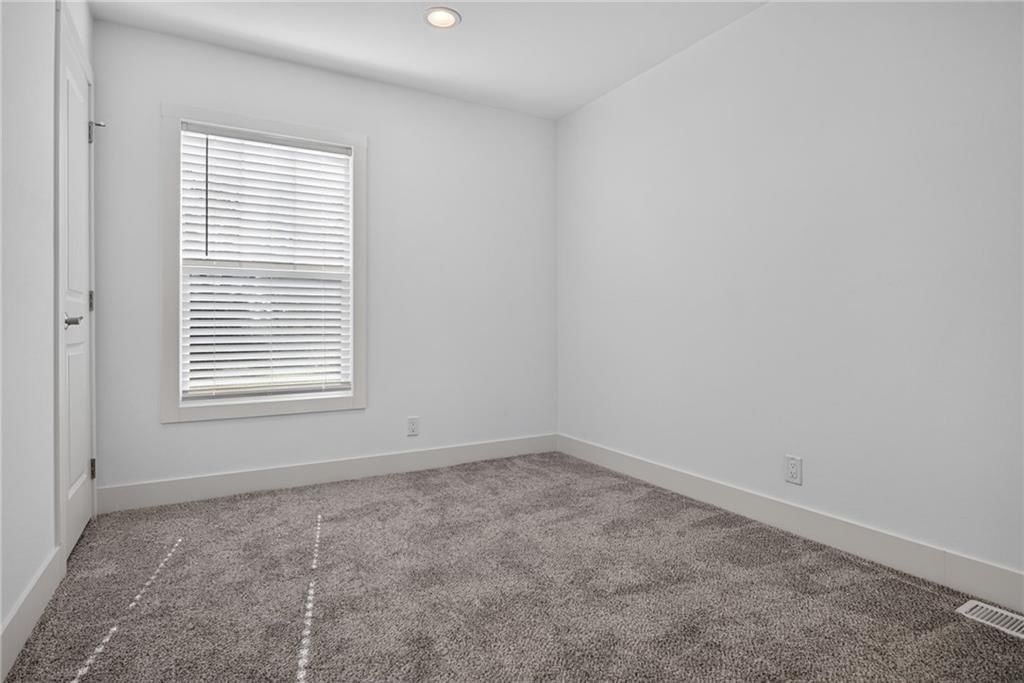 Photo 22 of 33 - 2544 Hiawatha Street, Kansas City, KS 66104