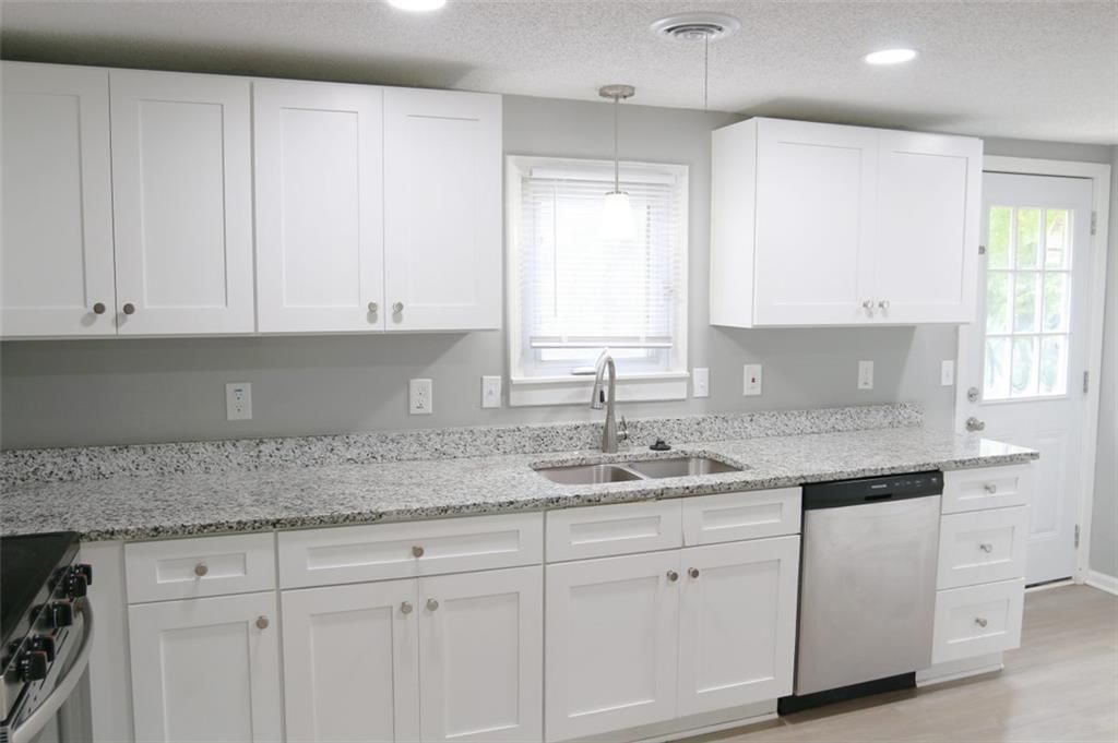 5231 N MERRIMAC Avenue, Kansas City, MO: listing photo 3